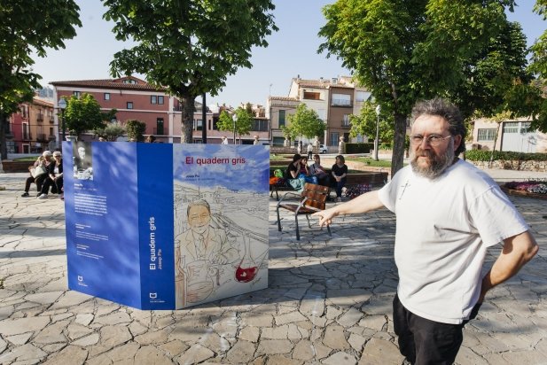 Joan Mundet al costat del buc dedicat a El quadern gris a la plaça Major