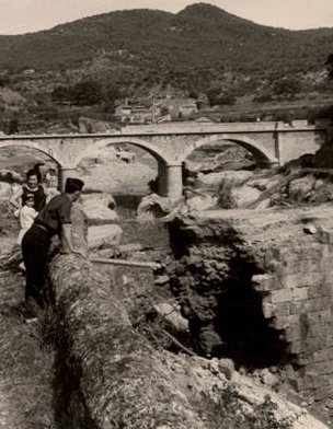 Veïns i veïnes de Castellar visiten una de les zones afectades per la crescuda del Ripoll