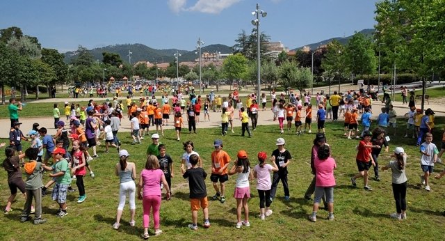 Els alumnes fent activitats a la plaça de la Fàbrica Nova