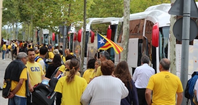 Multitud de castellarencs davant dels autocars