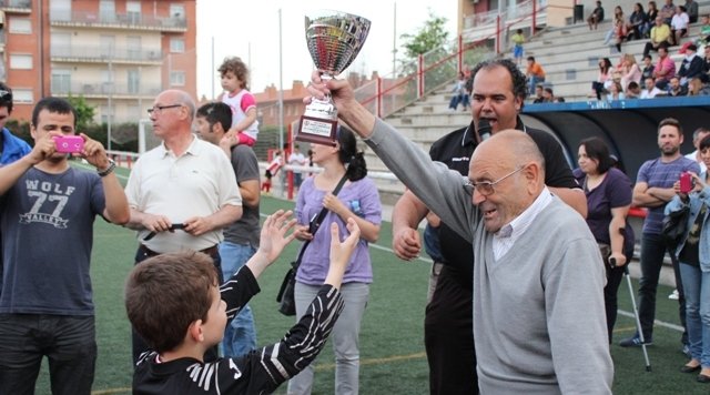 Joan Cortiella dóna un dels trofeus del torneig que porta el seu nom en una edició fa uns anys