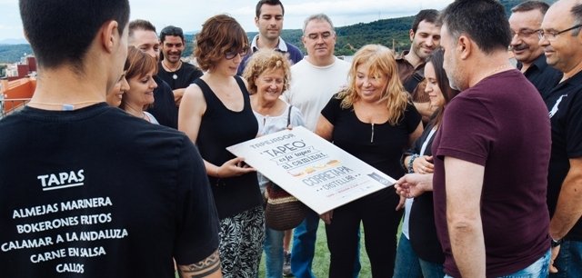  Alguns dels establiments participants comentant el cartell de la iniciativa