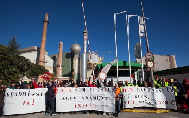 Els treballadors davant de la planta de Vidrala
