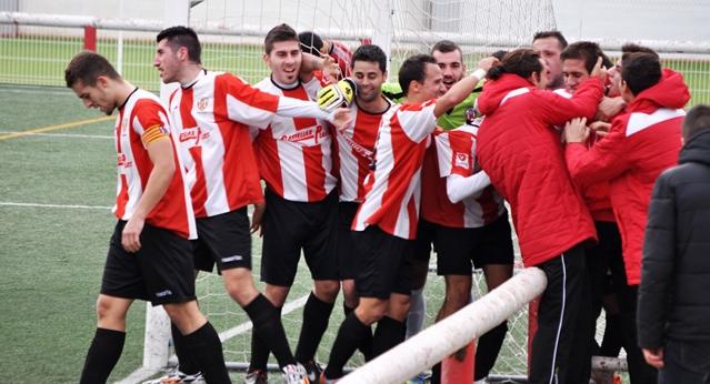 Els jugadors del Castellar embogeixen tot celebrant un dels gols de Jairo - a la dreta-.