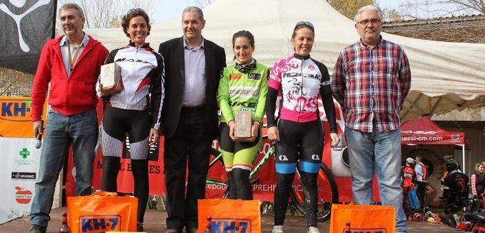   Irene Martínez, al centre de la imatge al podi després de la carrera