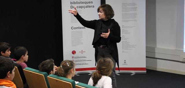   Gisela Pou parlant del seu personatge Sara Pegues davant d'alumnes de 3r i 4t