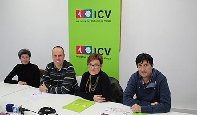 La diputada Marta Ribas al costat de membres de la secció local d'ICV