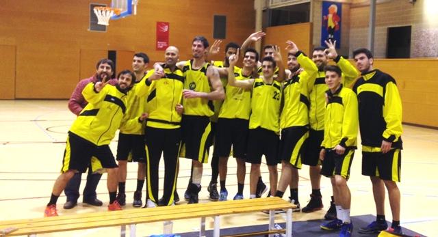 La plantilla del CB Castellar cel·lebrant la important victòria contra el Cerdanyola