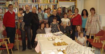 Cano, envoltada de familiars durant el lliurament de la Medalla Centenària