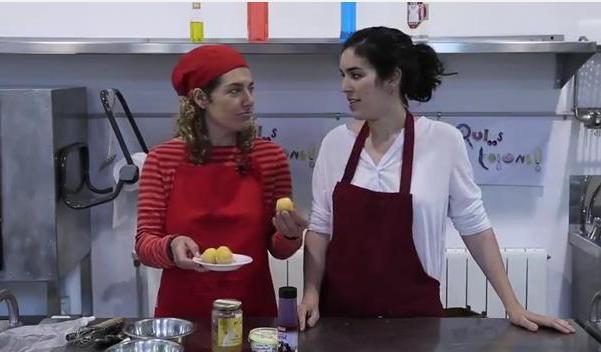 Les dues cuineres del programa elaborant els Catcakes