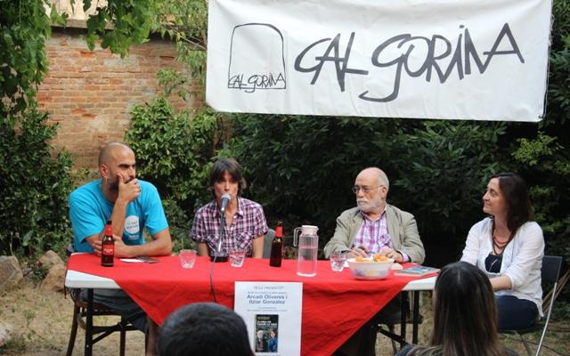 L'activista Pau Llonch, l'editora Mar Valldeoriola i els autors Arcadi Oliveres i Itziar González