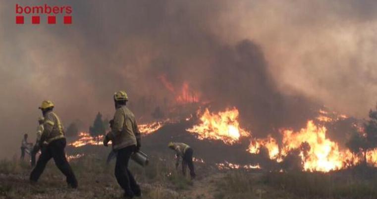 Imatge de bombers treballant en l'incendi d'Òdena