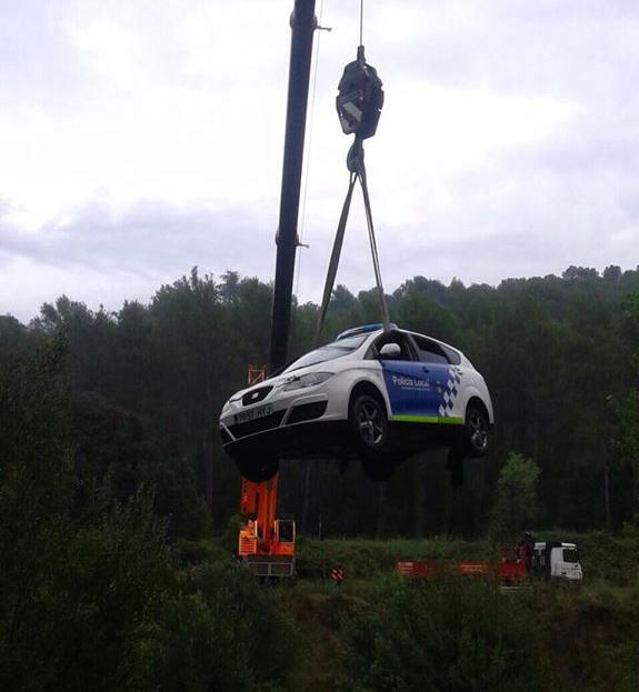 Una grua de gran tonatge va retirar el cotxe de la policia local