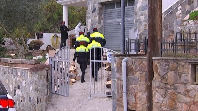Agents dels Mossos a la casa on es va trobar el cos de la víctima. || CCMA