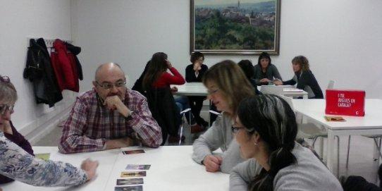 Participants al programa de Voluntariats per la llengua jugant a jocs
