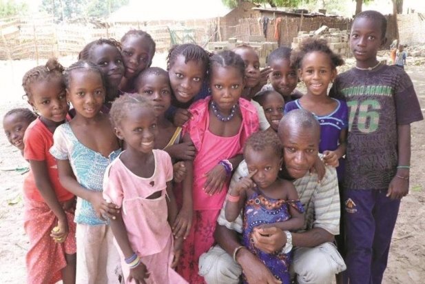 Nens i nens de l'orfenat La Joie des Orphelins, al Senegal, on l'entitat Cantem Àfrica coopera.  _617x412