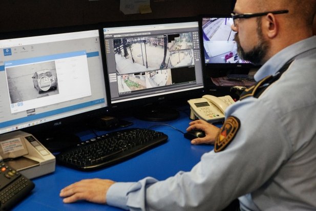 Des de la prefectura de Cal Botafoc la Policia Local controla les càmeres instal·lades en el municipi_617x412