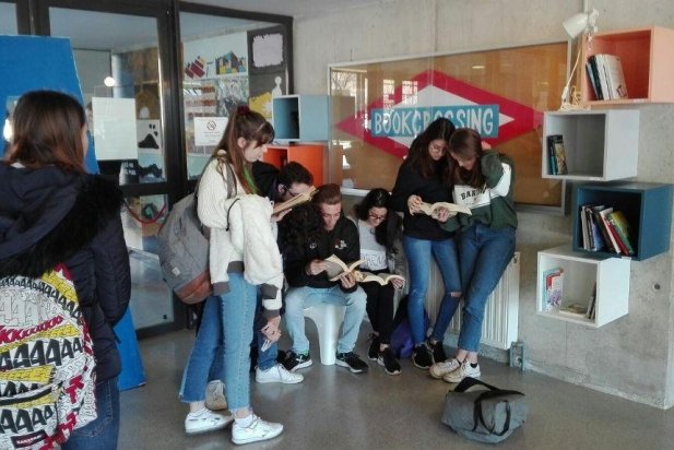 Alumnes de l'INS Puig de la Creu utilitzant el servei de 'Bookcrossing'. _617x412