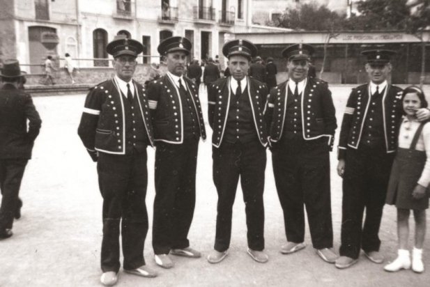 Mossos d'Esquadra a la plaça Major, vers 1934_617x412
