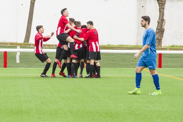 Els jugadors de la UE Castellar celebren el primer gol del partit._617x412