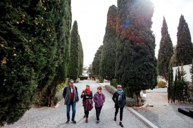 Els familiars d'Elio Ziglioli caminen pel cementiri de Castellar_617x412