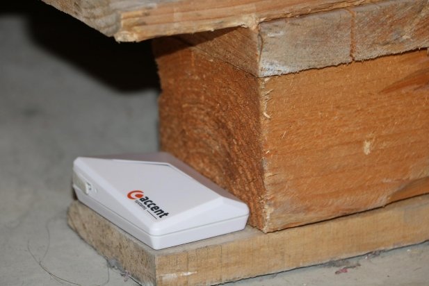 El dispositiu NB-IOT Tracker al costat d'un palet_617x412