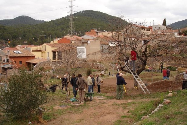 Foto del 17 de febrer de 2008 de la inauguració de les parcel·les dels horts de Cal Botafoc_617x412