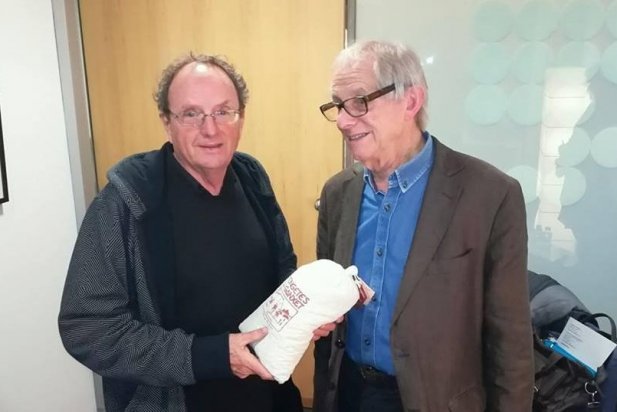 Pere Joan Ventura entrega el sac de mongetes al director Ken Loach.