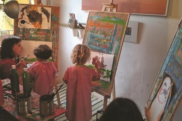 Blanca Gibert, amb alumnes de P3, fent classe al seu estudi._617x412
