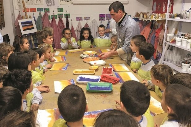 El pintor Enric Aguilar amb alumnes de P5 de l'escola FEDAC Castellar_617x412