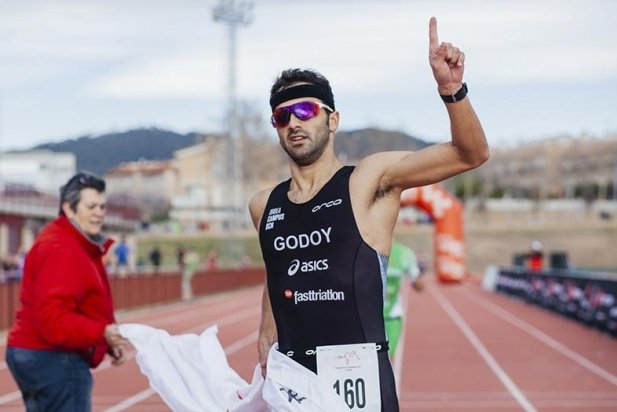 Cesc Godoy va revalidar victòria a Castellar en el duatló de carretera._617x412