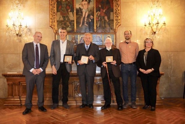 Grau - tercer per l'esquerra- amb la resta de premiats i l'alcalde de Sabadell, Maties Serracant_617x412