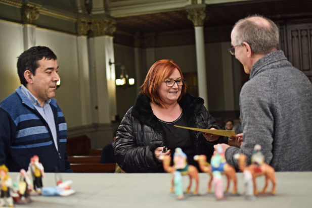 Una de les premiades rep el diploma i la figura del pessebre_617x412