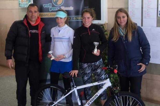 Laia Macià amb la copa de campiona del torneig._617x412