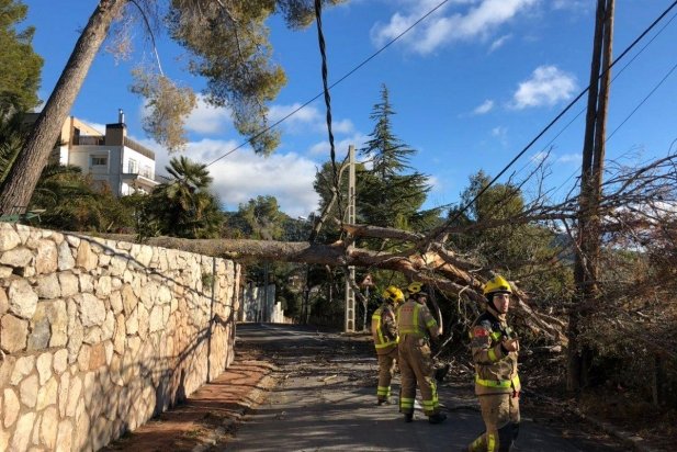 Un dels serveis dels Bombers a Sant Feliu del Racó_617x412