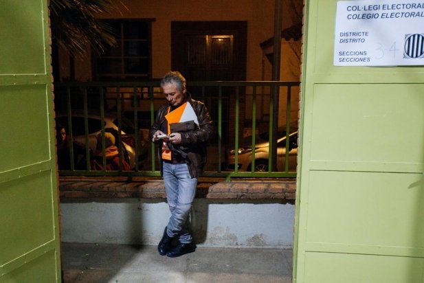 El líder local de C's, Josep Rosales, a un col·legi electoral_617x412