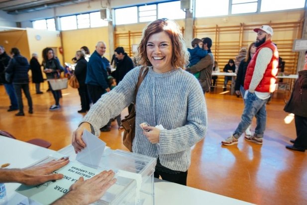Elisenda Alamany en el moment de votar en el col·legi Joan Blanquer_617x412
