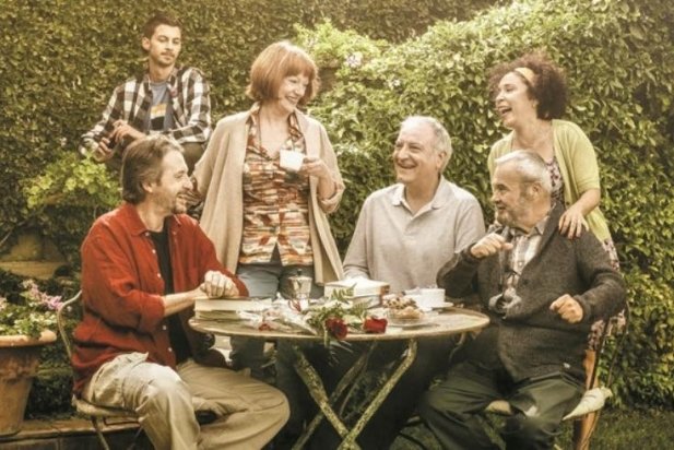 Ramon Madaula, Rosa Renom, Jordi Bosch i Carles Canut, Marieta Sánchez i Guillem Balart protagonitzen  'Adossats'._617x412