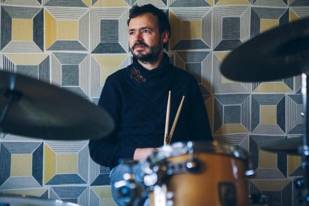 Oriol Casas, baterista i compositor de música electrònica _617x412