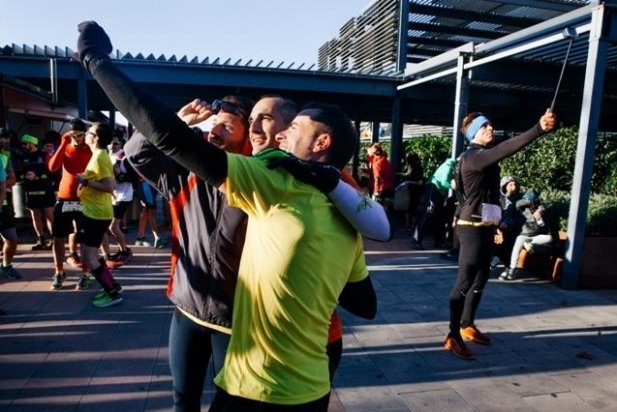 Diferents participants de la cursa fent-se unes 'selfies' a la plaça d'El Mirador. _617x412