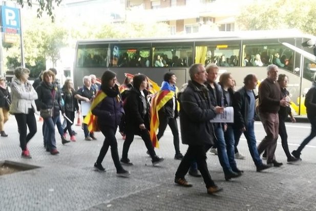 Castellarencs a l'arribada a la manifestació de Barcelona, de l'11 de novembre._617x412