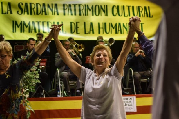 Una sardanista ballant una interpretació de la Cobla la Jovenívola de Sabadell _617x412