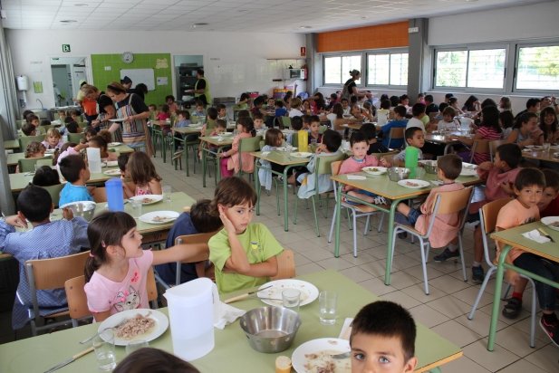 Alumnes en el menjador de l'escola Sant Esteve _617x412