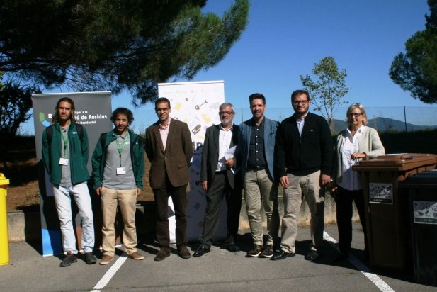 Foto de grup de responsables del Consell Comarcal amb regidors de Medi Ambient de Castellar,  Rubí i Sant Llorenç_617x412