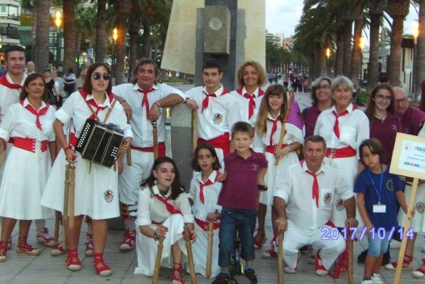 Foto de grup de la colla bastonera de Castellar del Vallès, a Salou, dissabte passat. _617x412