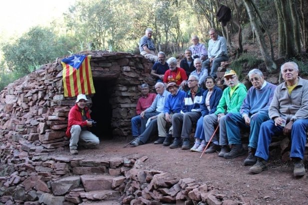 Foto de família del Grup de Recerca de la Pedra Seca del CEC i altres col·laboradors que recuperen les barraques _617x412