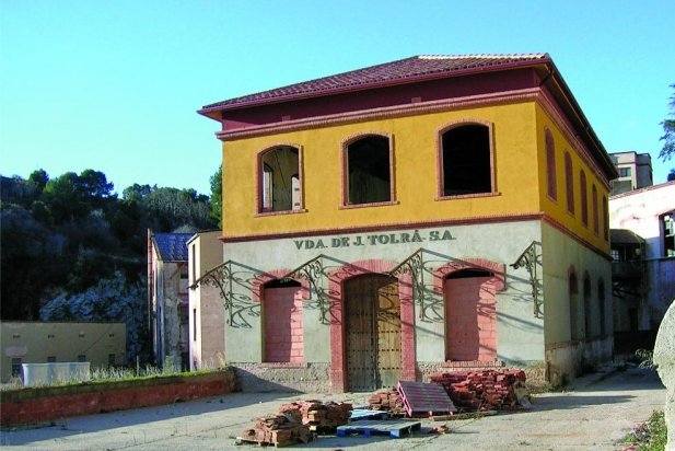 Entrada general a les oficines de l'empresa Vda. de J.Tolrà quan es feien tasques de remodelació._617x412