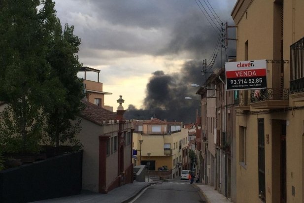 La columna de fum és visible des del centre de la vila_617x412