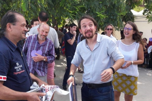 Joan Zoyo en el moment de l'entrega del quadre a Pablo Iglesias._617x412