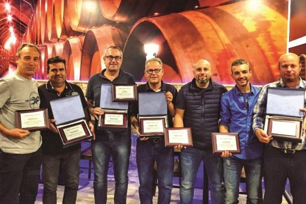 Els guardonats amb les plaques_617x412